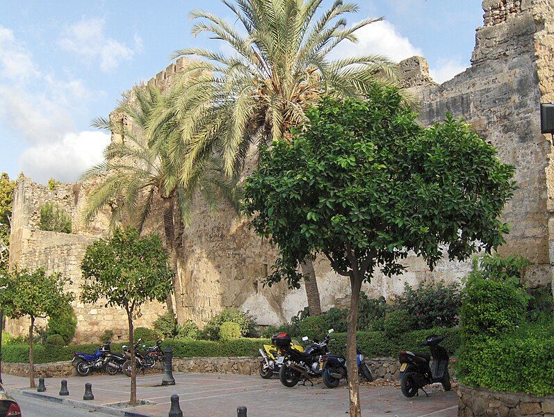 File:Muralla Marbella.jpg