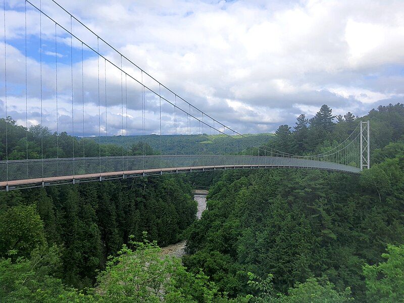 File:Passerelle suspendue coaticook.jpg