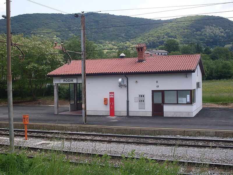 File:Rodik-train station.jpg