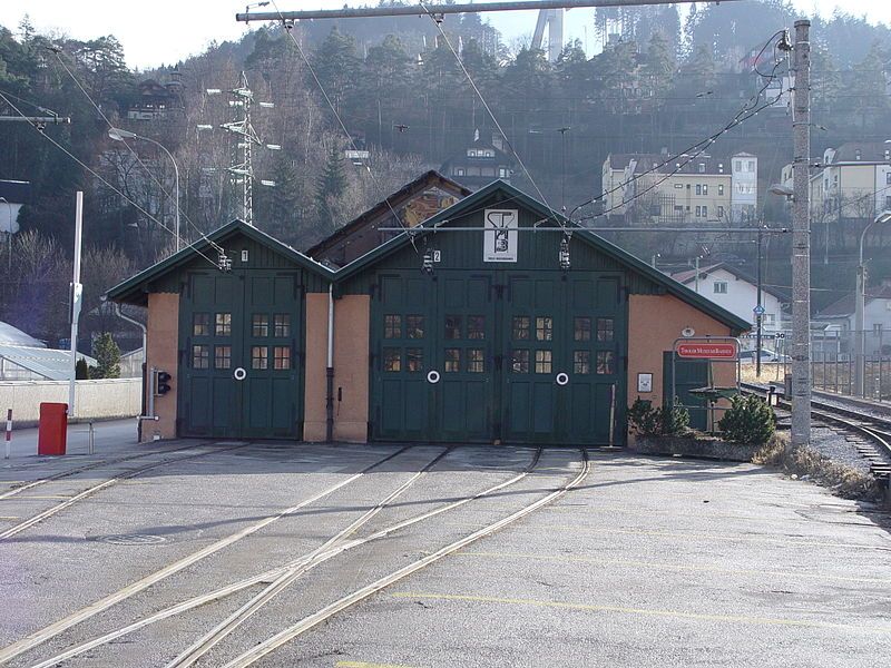 File:Stubaitalbahnhof Remise.JPG