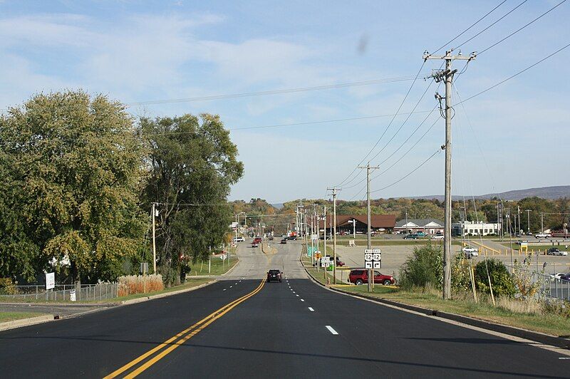 File:WestBarabooWisconsinDowntownWIS136EastTerminus.jpg