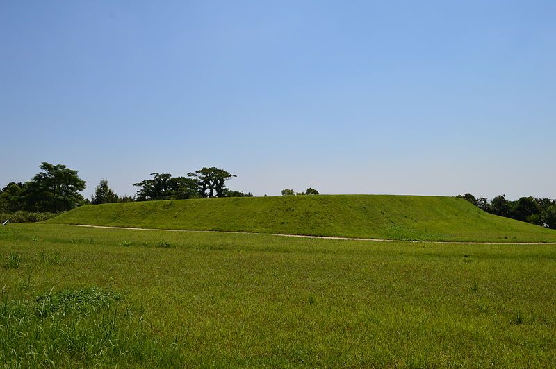 File:Yoshinogari-iseki saidan.JPG