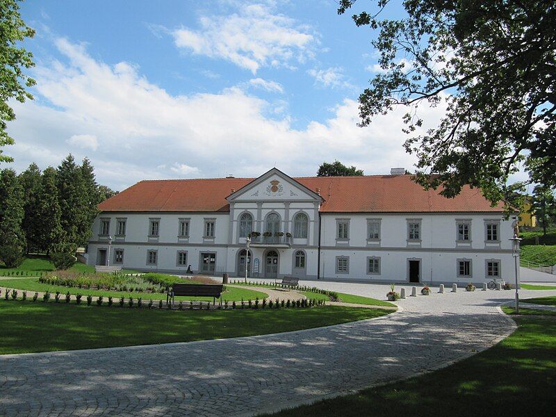 File:Bílovice, zámek.jpg