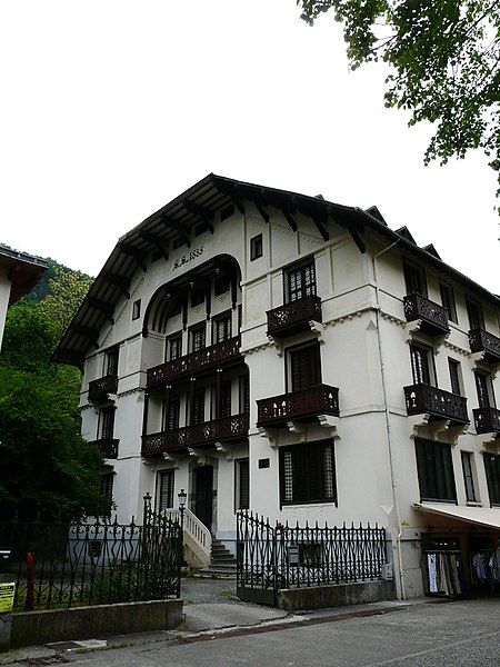 File:Bagnères-de-Luchon chalet Spont.JPG