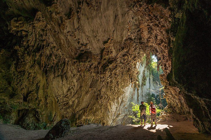 File:Caverna Timimina.jpg