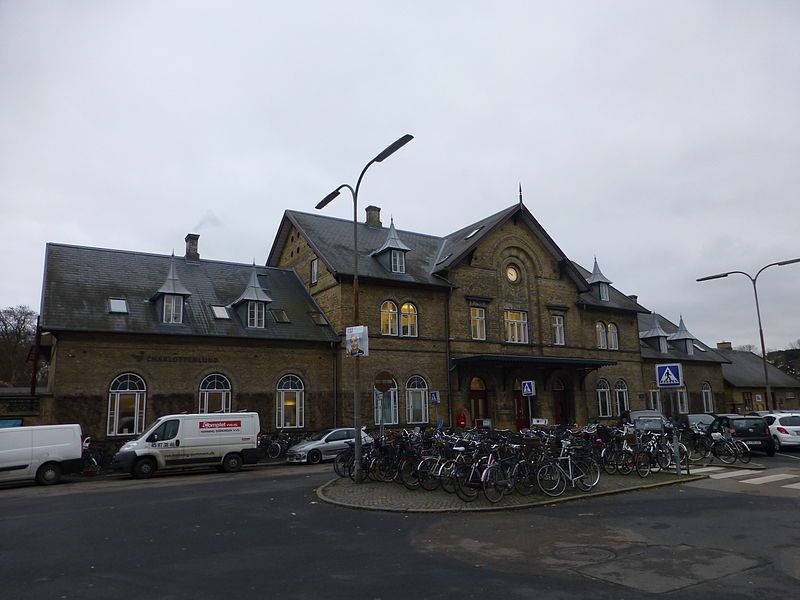 File:Charlottenlund Station 20.JPG