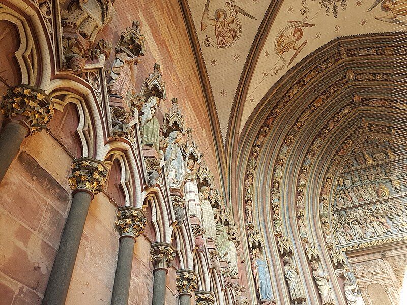 File:Freiburg Minster-front hall-sculptures-01ESD.jpg