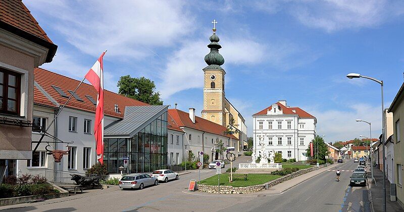 File:Gaweinstal - Kirchenplatz.JPG