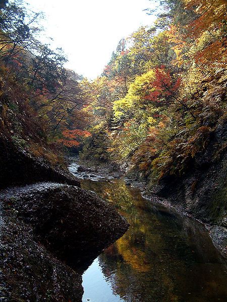 File:Omoshiroyama Valley 2005.jpg