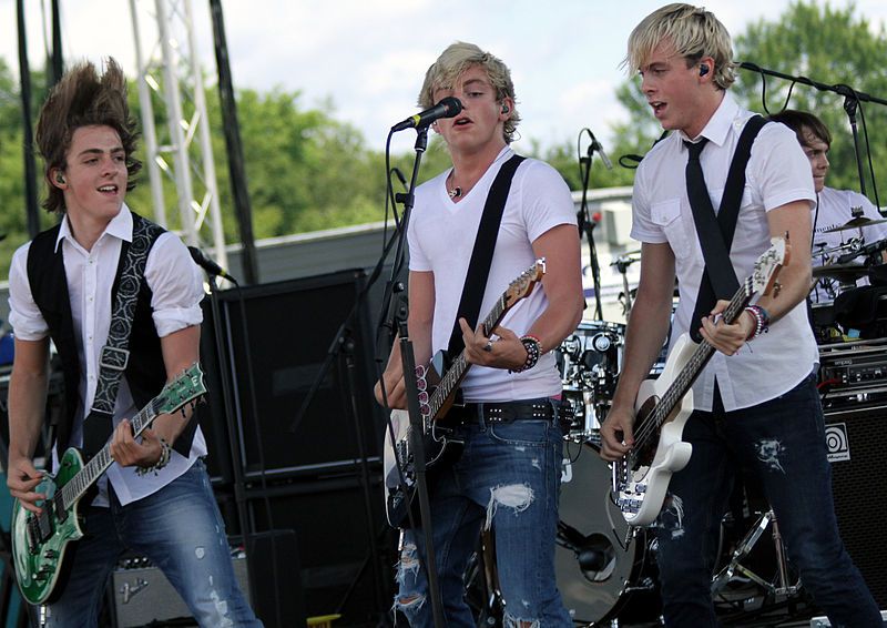 File:Paparazzo Presents R5.jpg