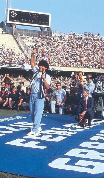 File:Presentacion maradona napoli.jpg