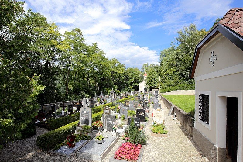 File:Schönbühel - Friedhof.JPG