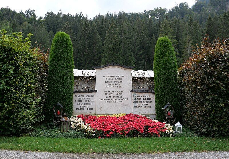 File:StraussFamilyGrave-FriedhofGarmisch RomanDeckert03092024.jpg