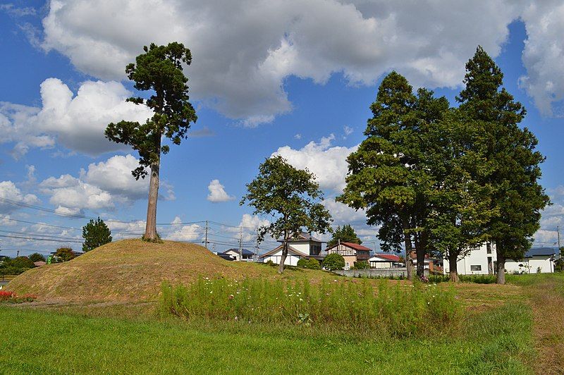 File:Tsunozuka-kofun zenkei.JPG