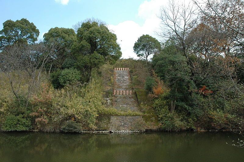 File:黒姫山古墳（前方部）.jpg