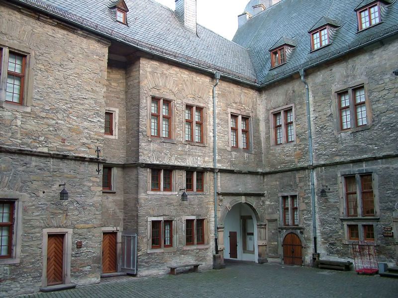 File:2006-12 Wewelsburg Innenhof.JPG