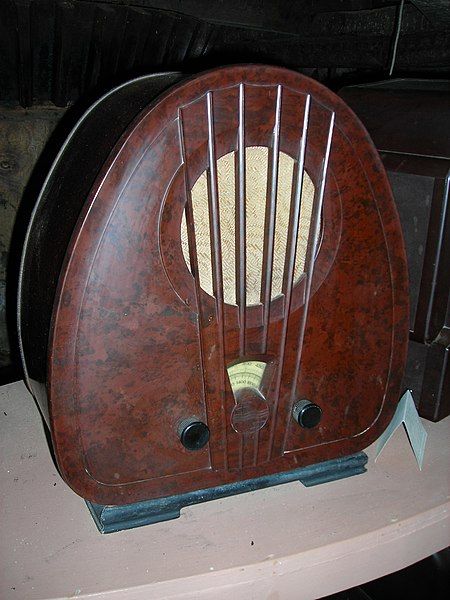 File:Bakelite radio.jpg