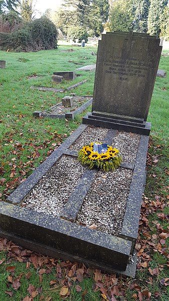 File:Cecil Chubb grave.jpg