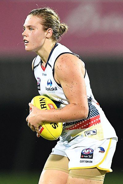 File:Chloe Scheer 2019.2.jpg