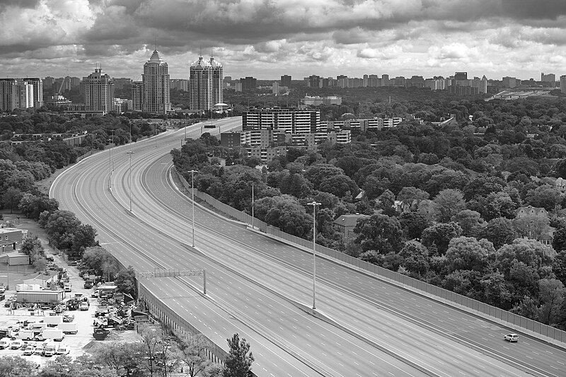 File:Evacuated Highway 401.jpg