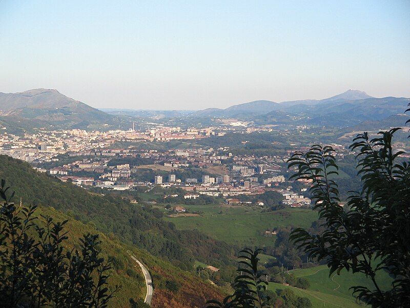 File:Jaizkibel, Donostia, Larrun.jpg