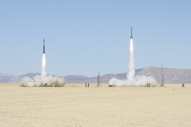 File:Kluft-photo-dual-hpr-launch-Sep-2004-Img 2757c.jpg