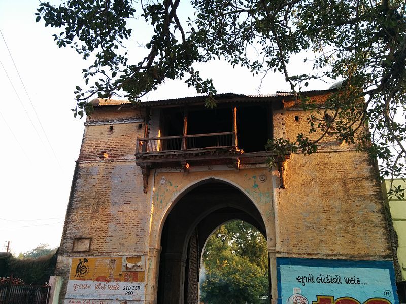 File:Mira Gate, Palanpur.jpg