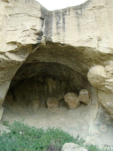 File:PcaveRockFormations.JPG