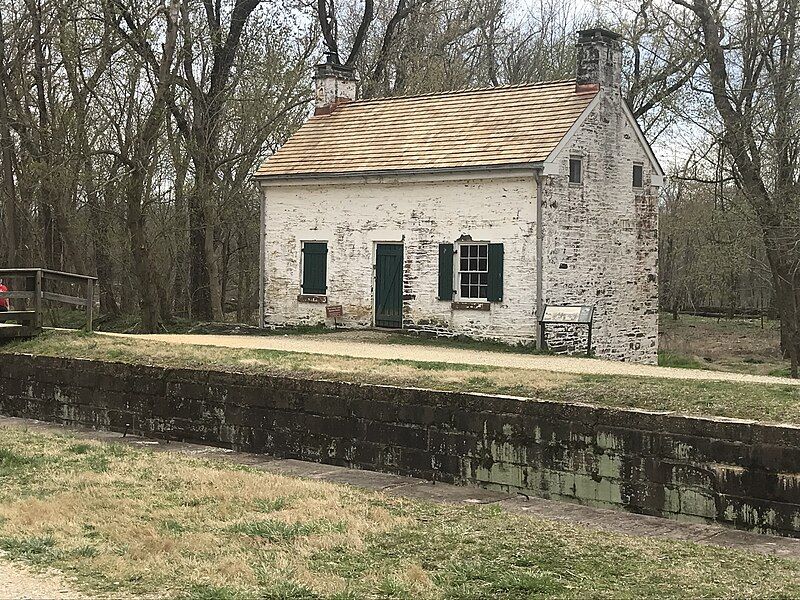 File:PenyfieldLockHouse and lock.jpg