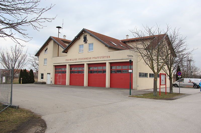 File:Pfaffstätten-fire station 4627.JPG