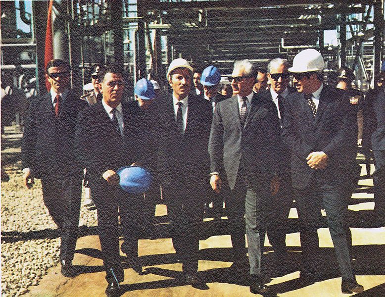 File:Shah visits AbadanPetrochemical.jpg