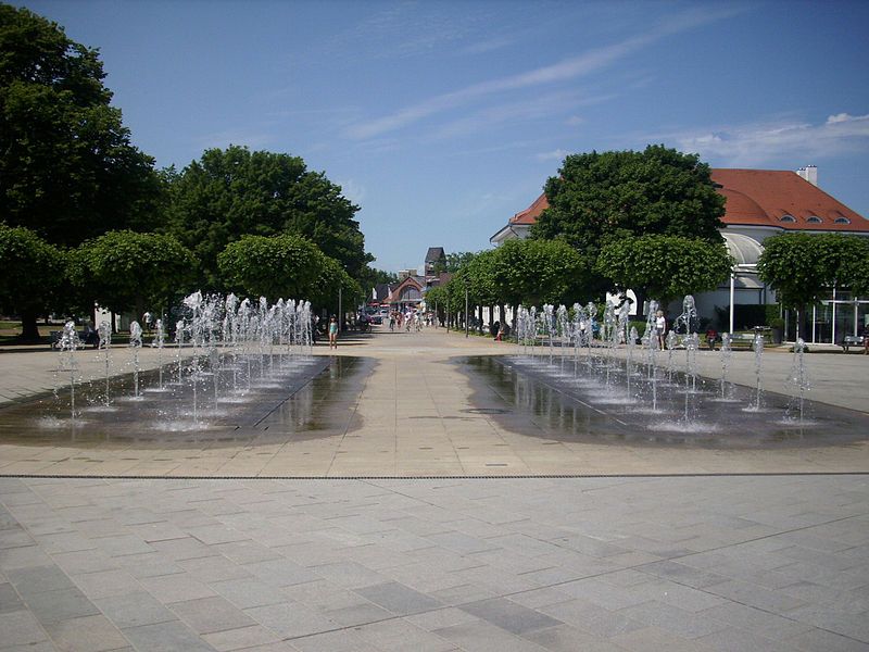 File:Travemuende-fountain-field.JPG