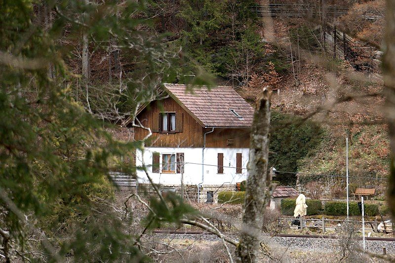 File:Bahnwärterhaus im Donautal.jpg