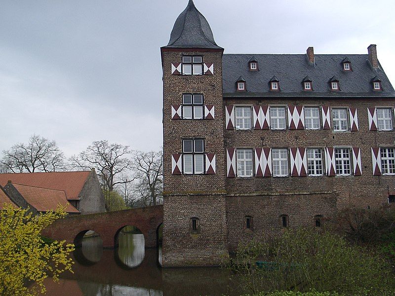 File:Burg Kuehlseggen1.jpg