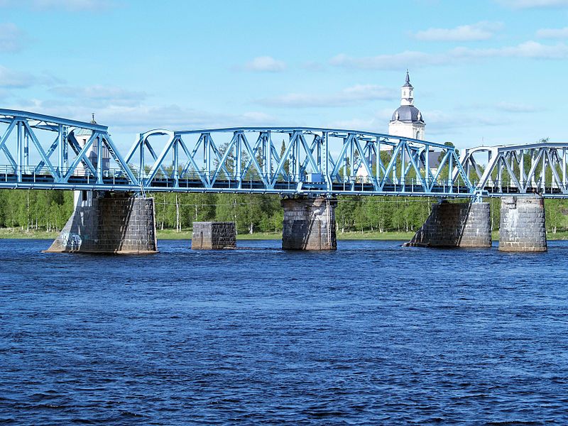 File:Eisenbahnbrücke-Torne-älv6041090.jpg