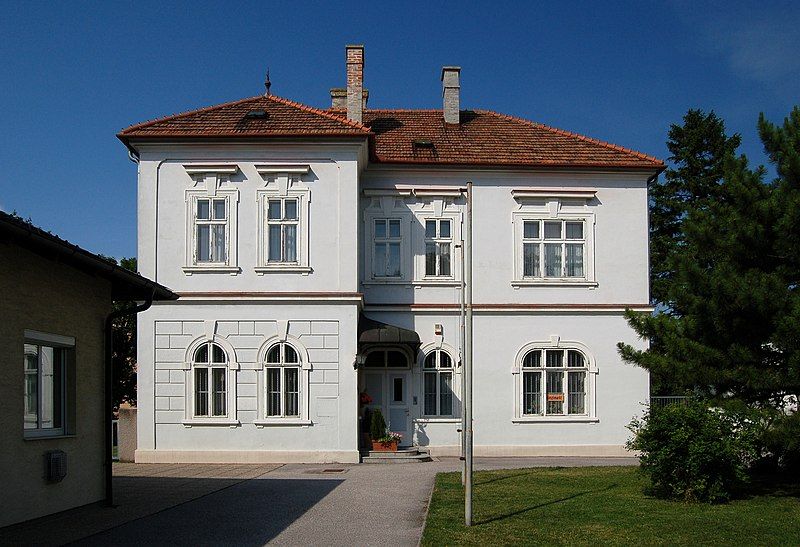 File:Pfarrhof Kottingbrunn.jpg