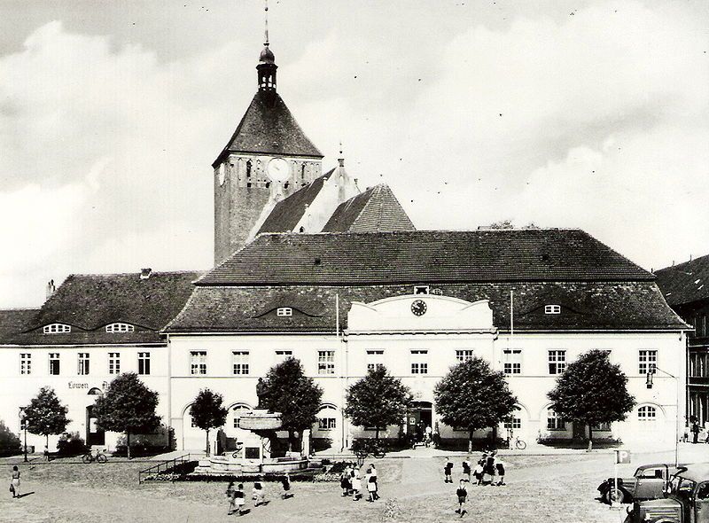 File:Rügenwalde Rathausplatz 1935.jpg