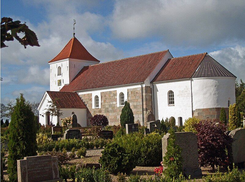 File:Ravnkilde Kirke 2010.jpg