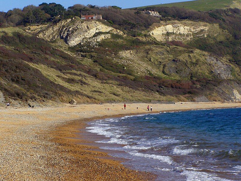 File:Ringstead bay beach.jpg