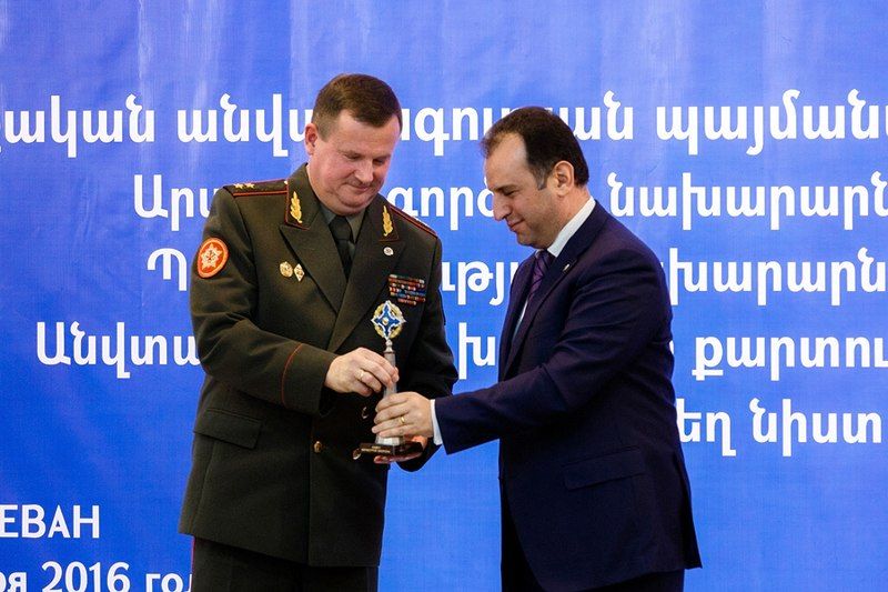 File:Sargsyan with Ravkov.jpg