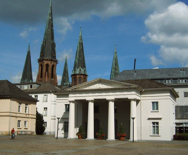 File:Schlosswache mit Lambertikirche.jpg