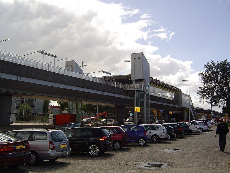 File:Station Rijnhaven.JPG