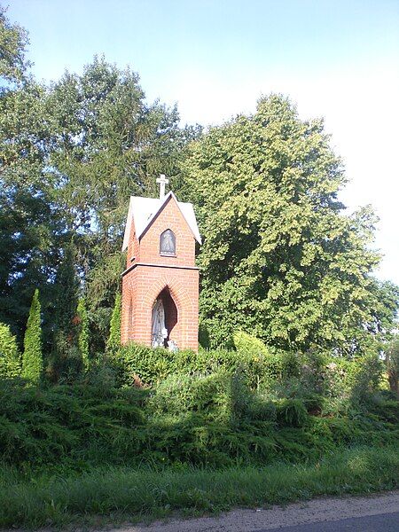 File:Wałdówko, wayside shrine.jpg