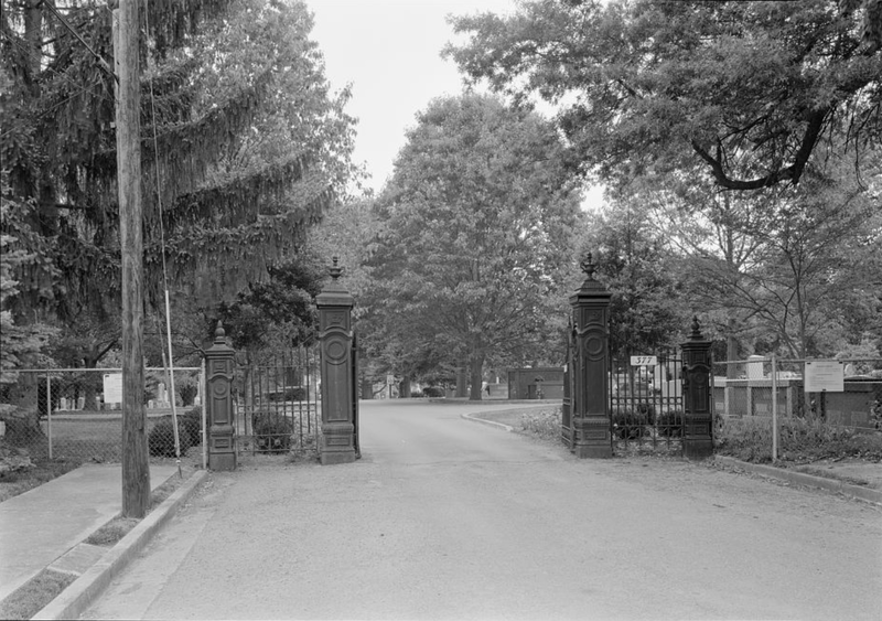 File:Bellevue Cemetery Gates.png