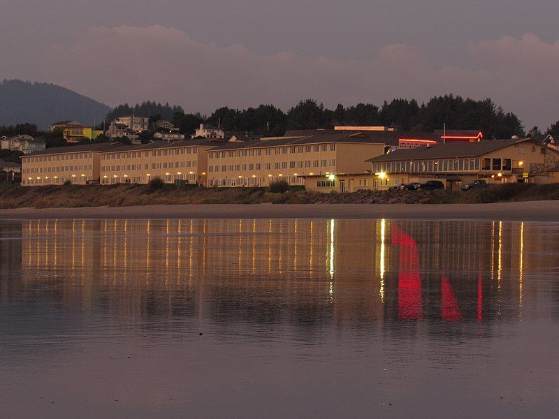 File:Chinook Winds Casino.jpg