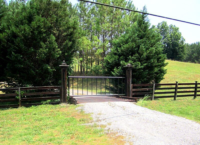 File:Gate at Montebrier.jpg