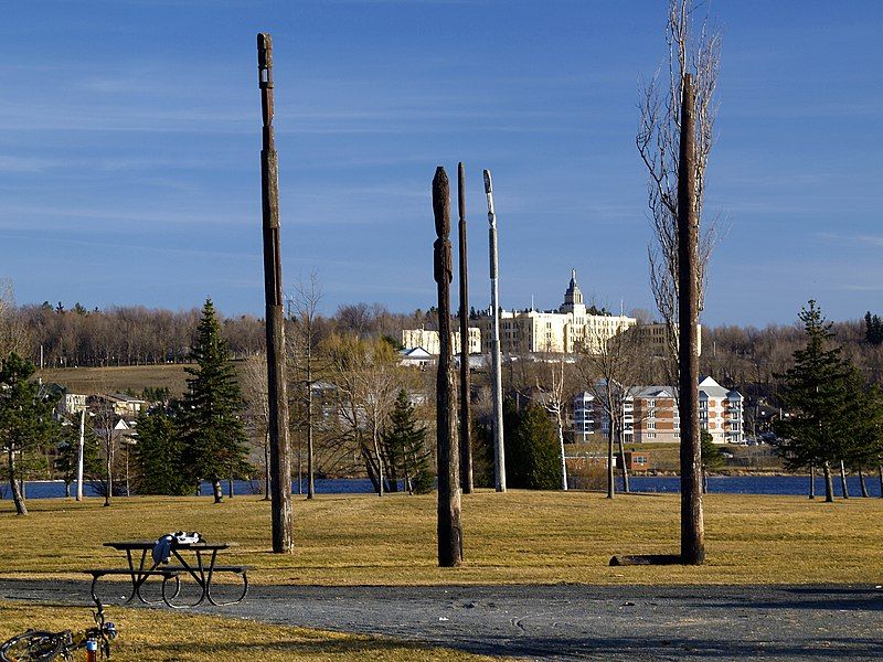 File:Granby-Totems Parc D-Johnson.jpg