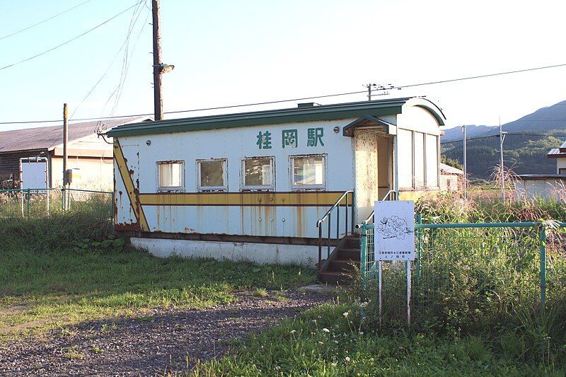 File:Katsuraoka Station 01.jpg