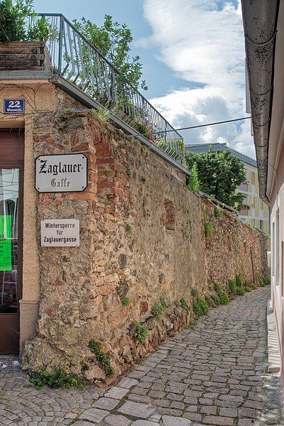 File:Melk Stadtmauer Zaglauergasse.jpg