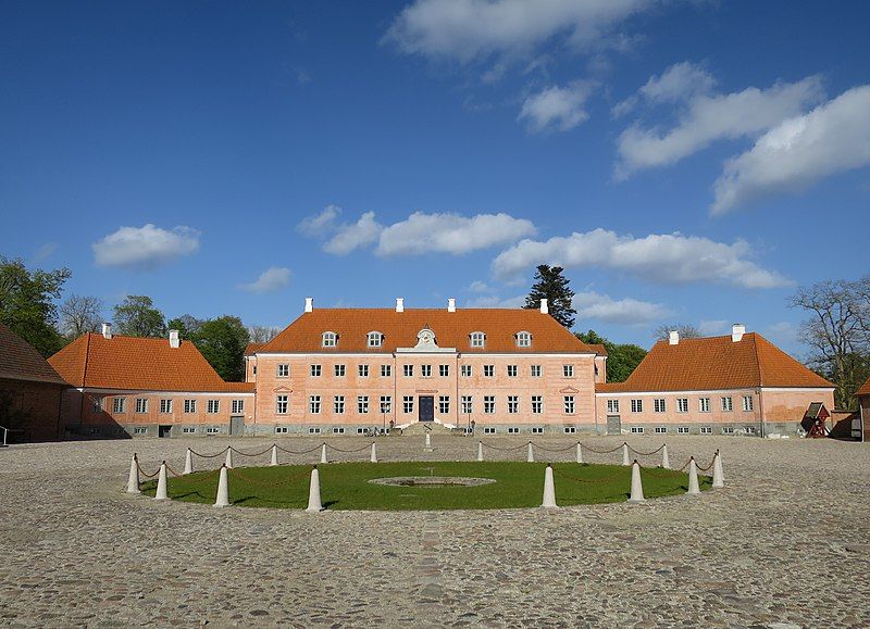 File:Moesgård hovedbygning.jpg